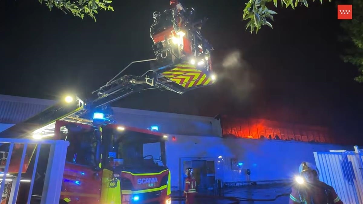 Hasta catorce dotaciones de Bomberos se han desplazado hasta la Avenida de Castilla 12