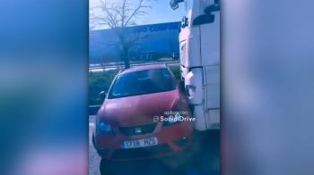 Un camión arrastra a un turismo a la altura del Cerro de los Ángeles