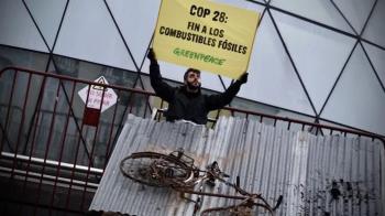 Greenpeace llena la Puerta del Sol con restos de la DANA