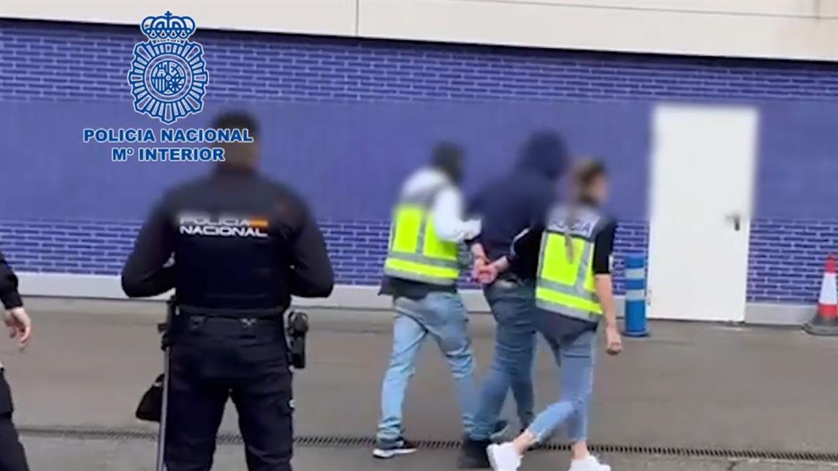 La Policía Nacional detiene a dos fugitivos buscados por la INTERPOL