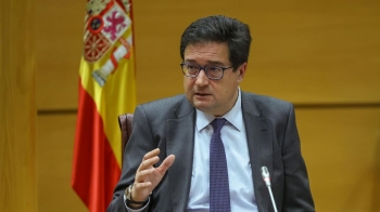 El Gobierno de Ayuso carga contra el ministro por pretender impulsar la IA mientras pone en cuarentena los CPDs