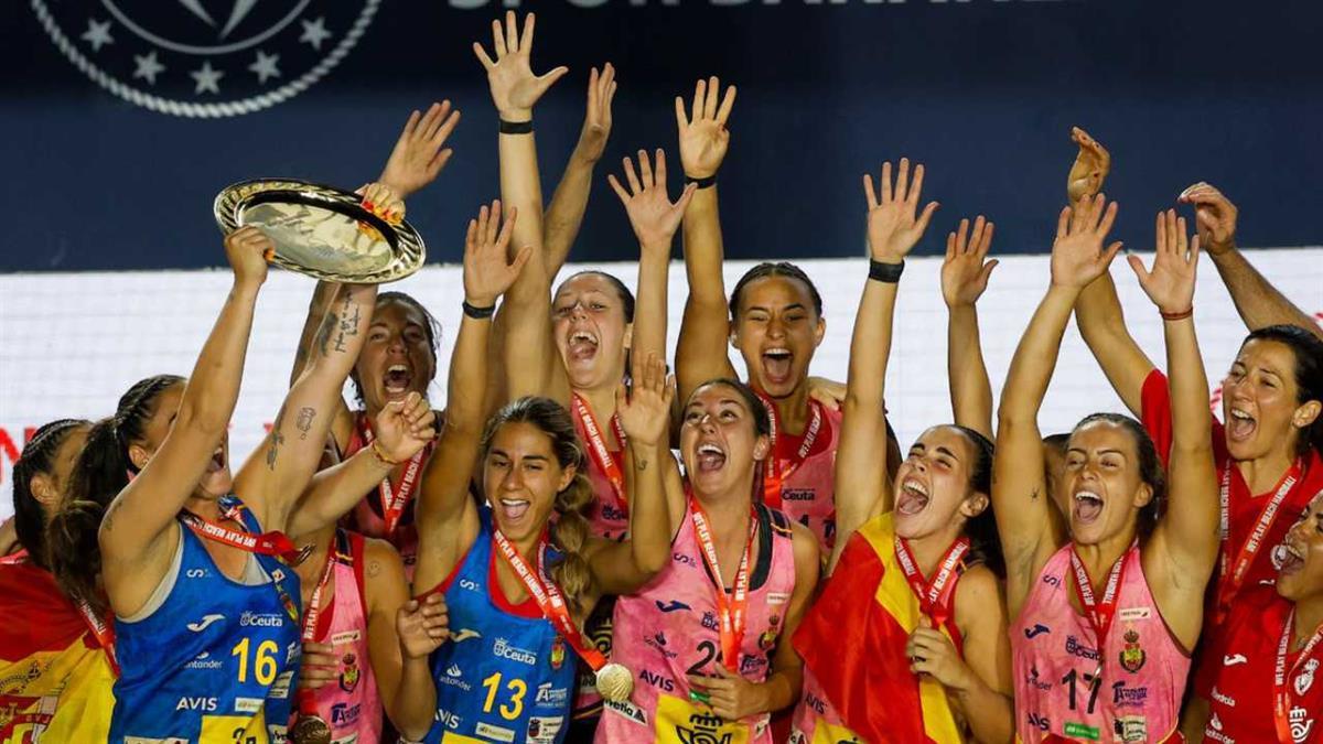 España brilla en el balonmano playa con el oro histórico de la selección femenina