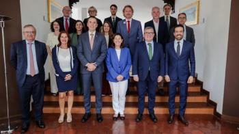 Como presidente de la Comisión de Educación del Congreso, el socialista ha visitado la Escuela Española 