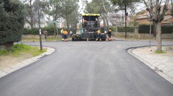 El nuevo asfalto reduce la emisión de ruidos que se producen por el tránsito de vehículos por una calzada deteriorada y aumenta la seguridad de los conductores