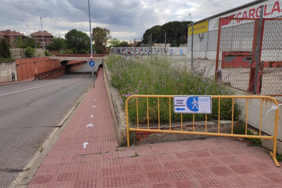 Con el objetivo de favorecer la distancia de seguridad entre vecinos y vecinas durante sus paseos, se han establecido y señalizado aceras de sentido único de circulación en los subterráneos de las calles Torrelaguna, Estación y Ávila, así como en el puente de Espartales