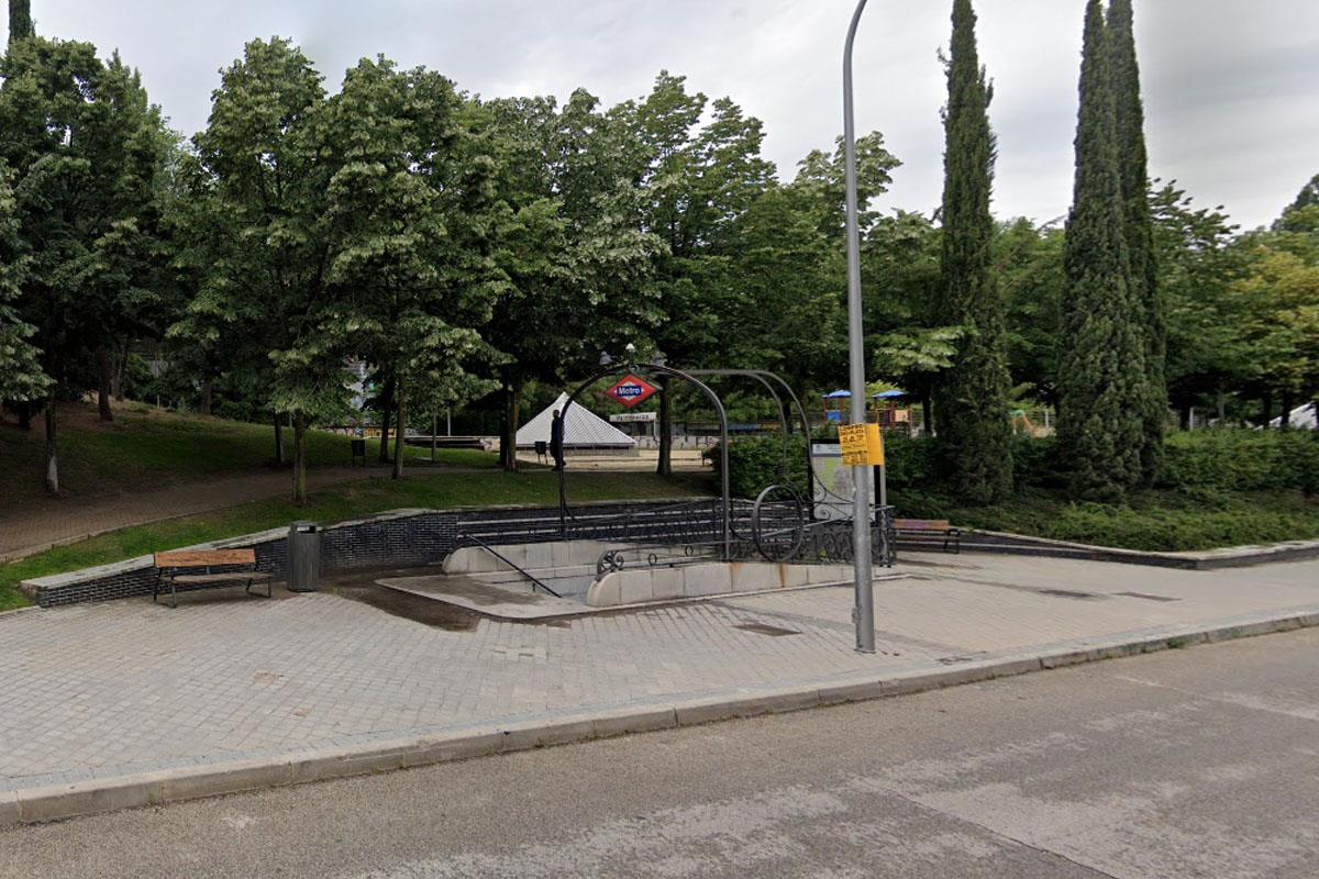 El cuerpo ha aparecido entre unos setos en la zona aledaña a la salida del metro