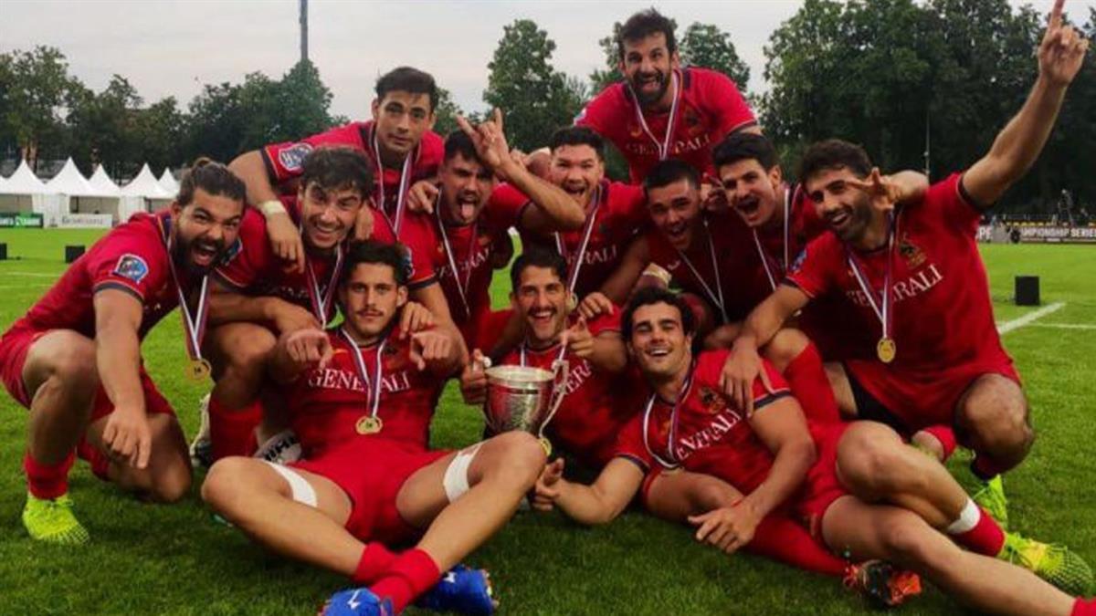 El alcalde y la vicealcaldesa han recibido a la selección neozelandesa de rugby en la explanada del Palacio Real