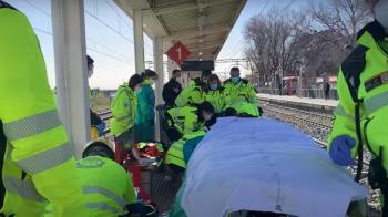 El varón ha sido recatado por el Samur PC tras ser golpeado por un tren