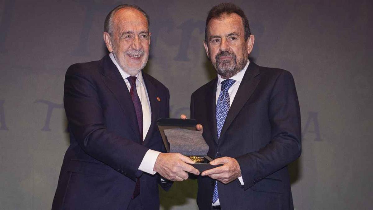 Por su larga dedicación al fútbol madrileño y su firme compromiso con el Getafe 