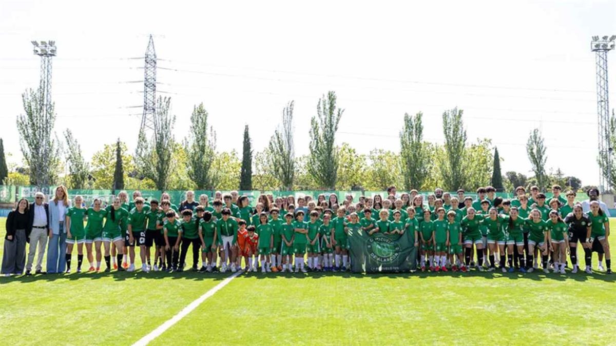 La alcaldesa y el presidente del club entregaron una camiseta y una placa a esta jugadora