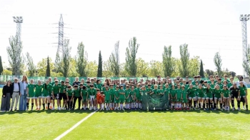 La alcaldesa y el presidente del club entregaron una camiseta y una placa a esta jugadora