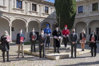 En el acto se invistió a una representación de los nuevos doctores de la UAH