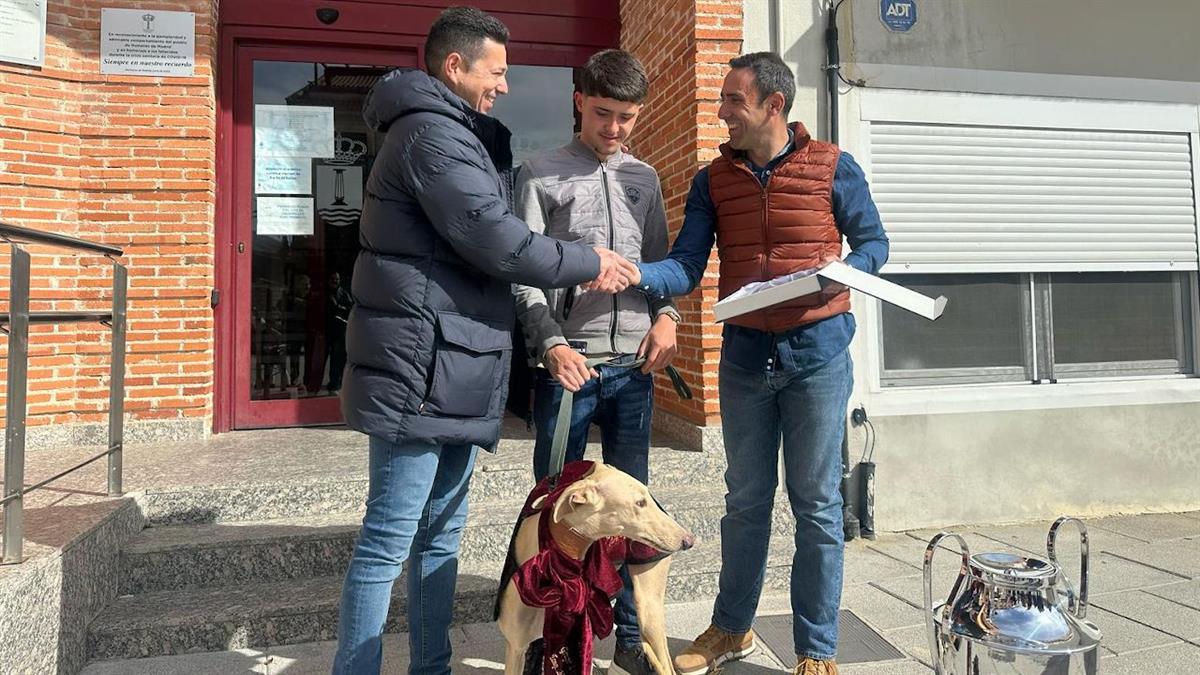 El Ayuntamiento le ha entregado a su dueño una placa honorífica