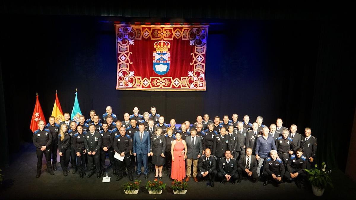 En el evento se ha concedido las medallas de oro y de plata por su constancia a 49 agentes