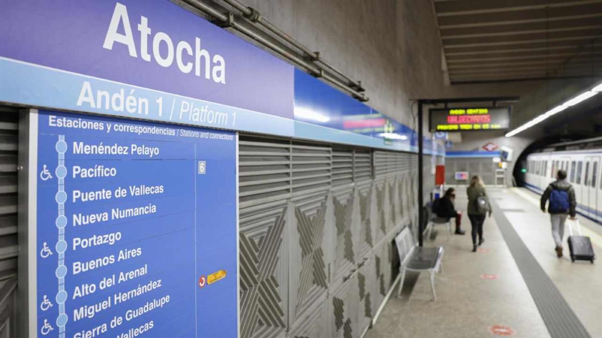 Las paredes del vestíbulo están revestidas de color azul cobalto, tonalidad propuesta por las Asociaciones, y llevarán grabados los nombres de las personas que perdieron su vida ese día