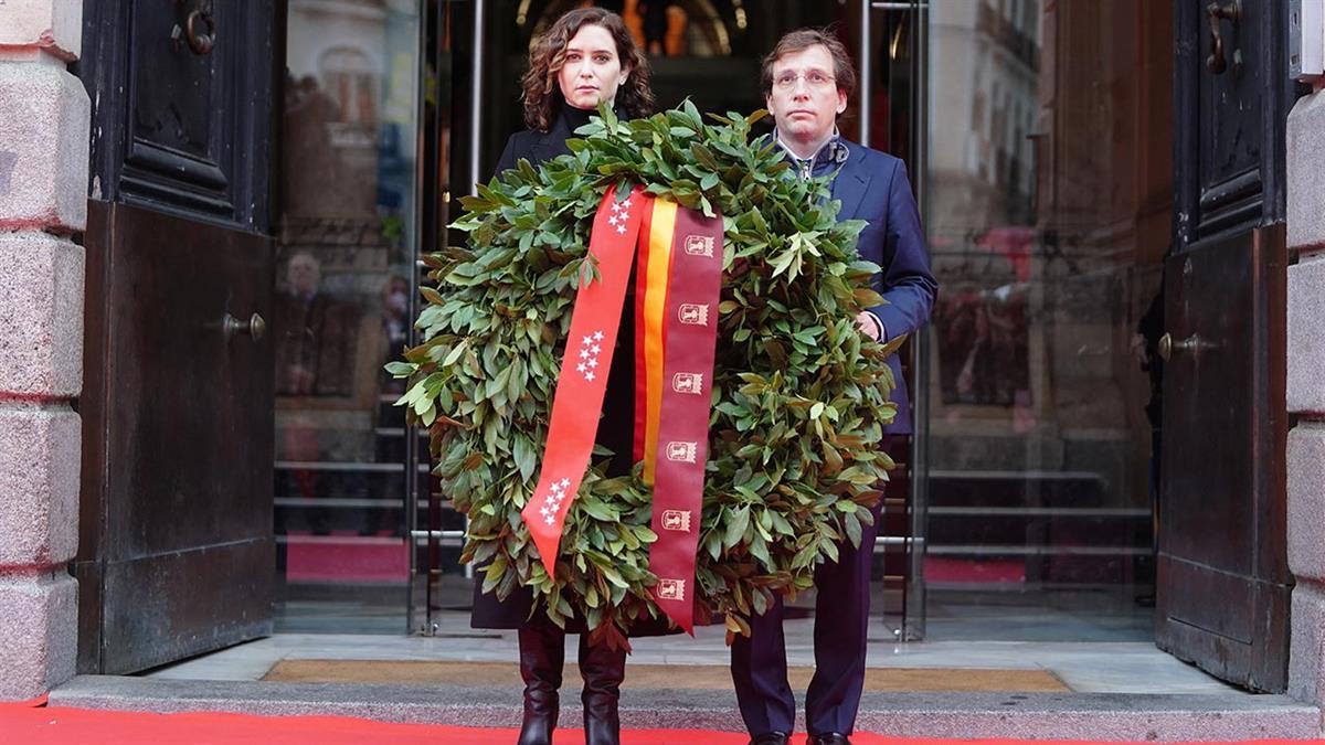Ayuso y Martínez-Almeida depositan una corona de laurel en recuerdo a las víctimas y a los servicios de emergencias que intervinieron en los atentados