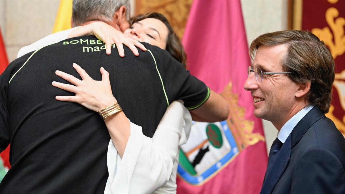 Durante la entrega de las tradicionales ‘Palomas de Bronce de Bomberos de Madrid’, el primero de los actos celebrados con motivo de la fiesta de la Paloma 