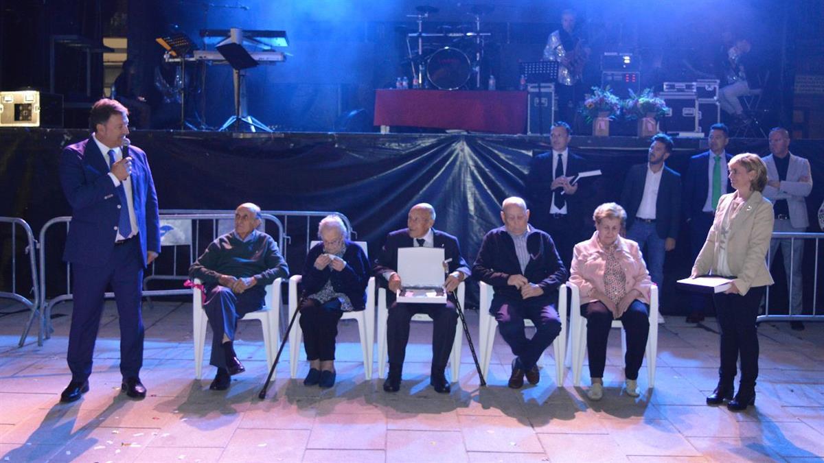 El alcalde y los concejales del equipo de gobierno ofrecieron un reconocimiento especial a cuatro vecinos