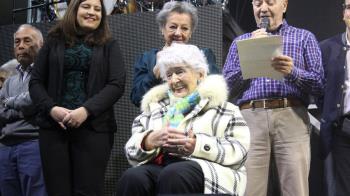 El alcalde Miguel Ángel Recuenco y la concejala de Mayores, Virginia Benito, entregaron placas a los más mayores de nuestra ciudad 