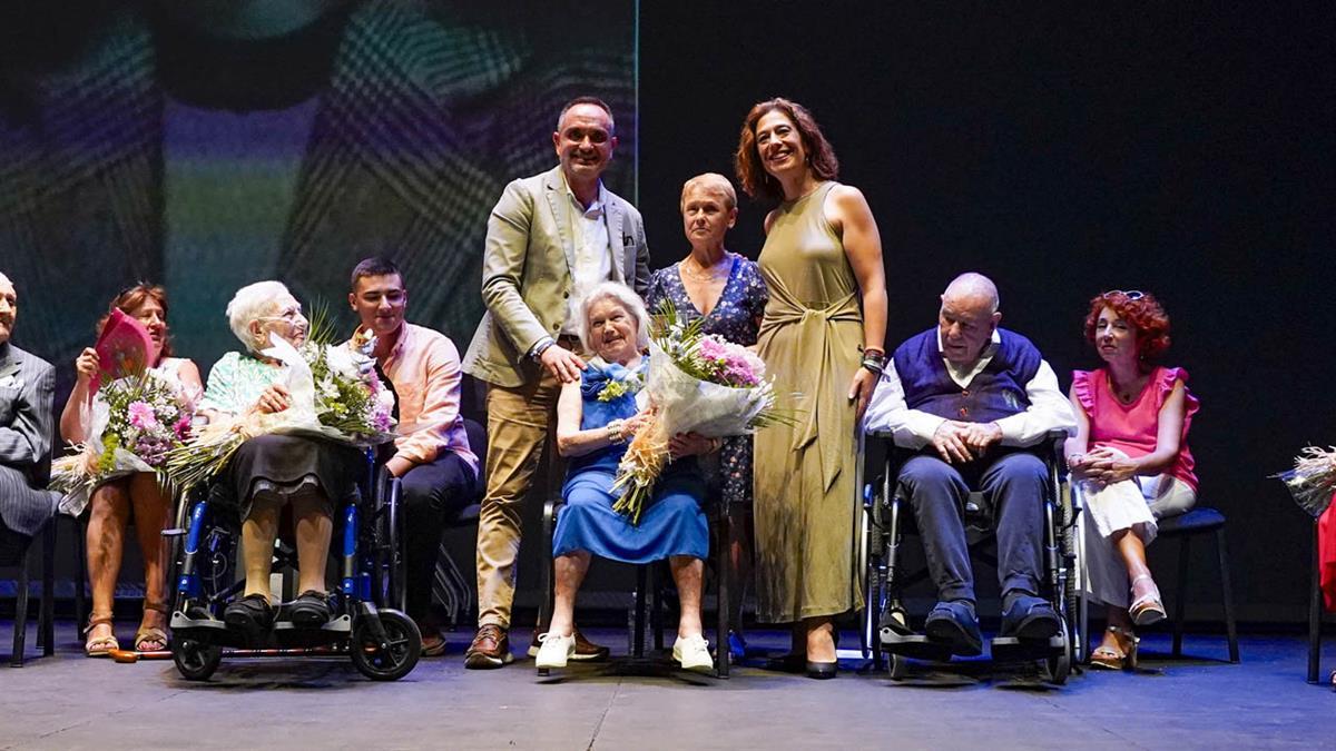 Los residentes más veteranos del centro de mayores Juan XXIII recibieron una placa y unas flores