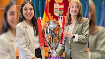 La jugadora de fútbol sala firmó en el Libro de Honor del Municipio 