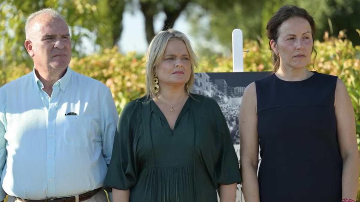 El acto solemne fue organizado por el Ayuntamiento en la Glorieta en honor a las víctimas del terrorismo 