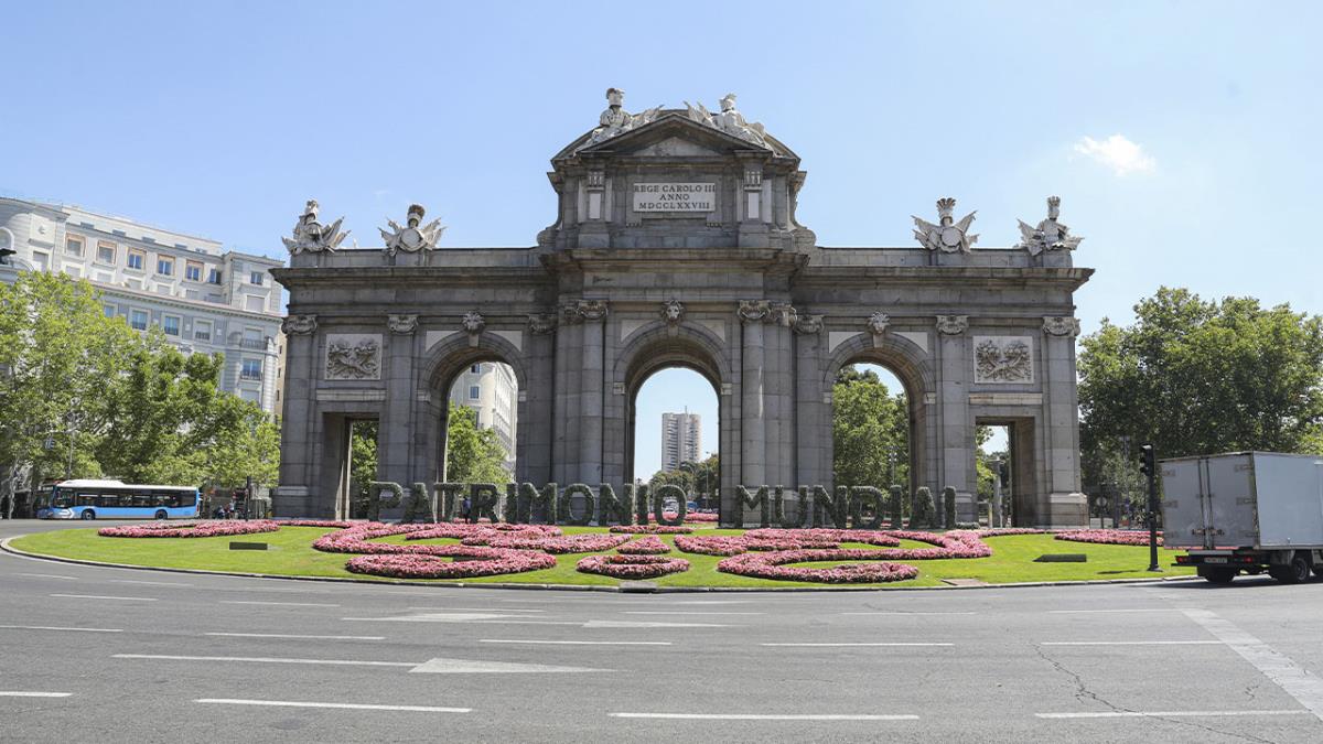 Letras de 35 metros de longitud recubiertas de hojas con el mensaje ‘Patrimonio Mundial’