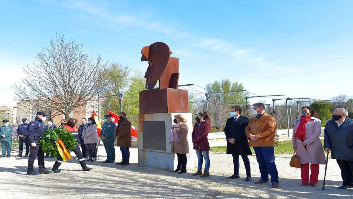 El acto tuvo lugar en el parque Tierno Galván junto a la escultura de Canogar