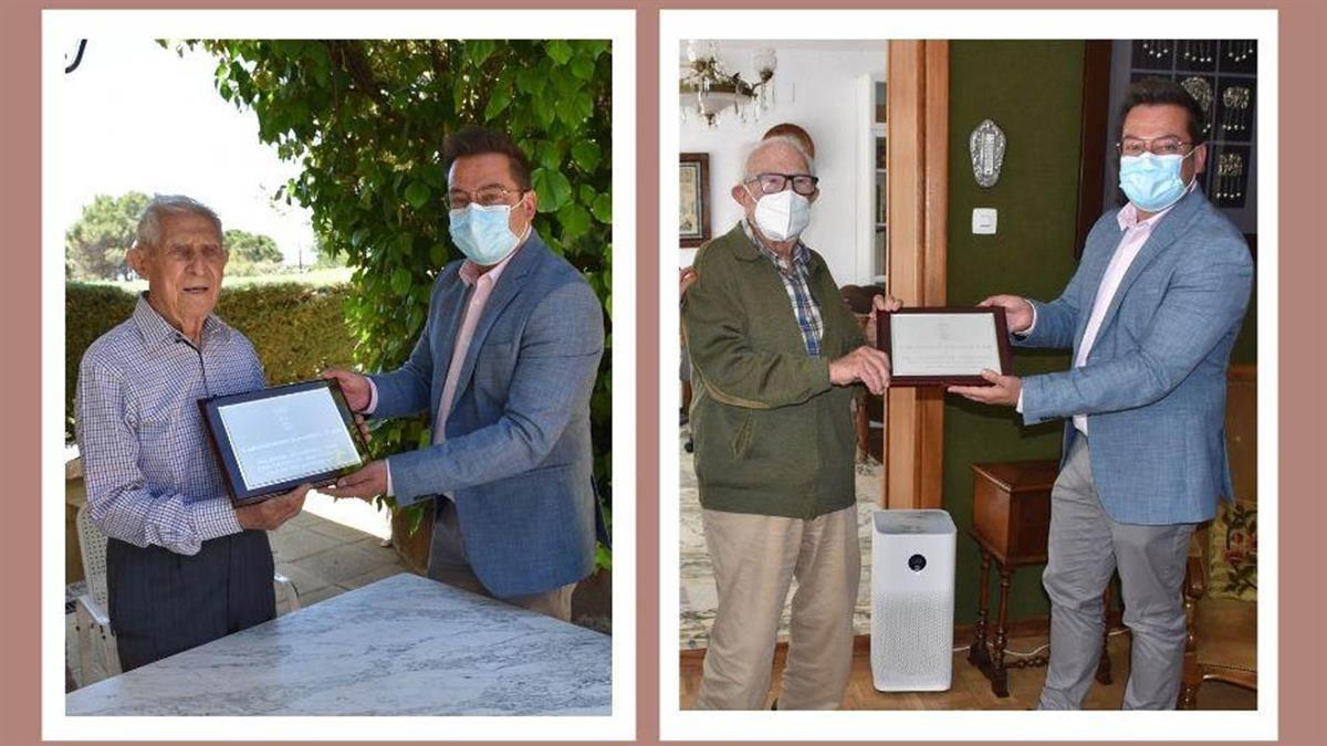 El alcalde ha hecho entrega de unas placas conmemorativas como reconocimiento a su "ejemplo vital"