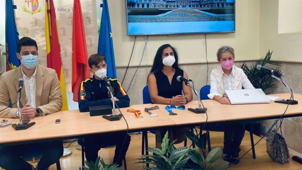 La campeona del mundo 2021 de Piragüismo en categoría senior y el patinador, campeón de Europa, fueron recibidos en el ayuntamiento por María José Martínez
