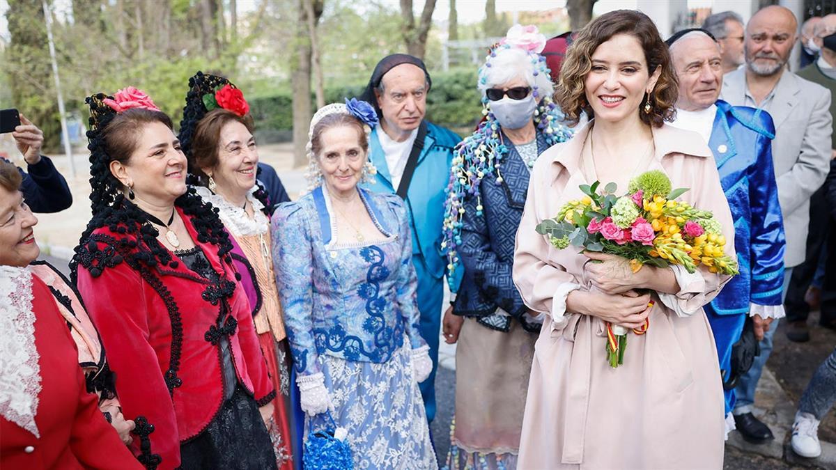 La jefa del Gobierno de la Comunidad de Madrid ha encendido la llama votiva en homenaje a los protagonistas del hecho histórico