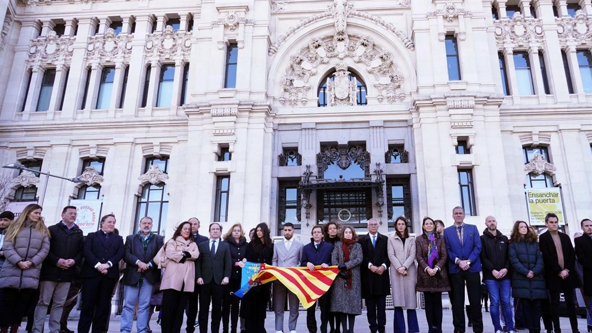 Almeida, ha presidido un minuto de silencio frente al Palacio de Cibeles en memoria de las personas fallecidas
