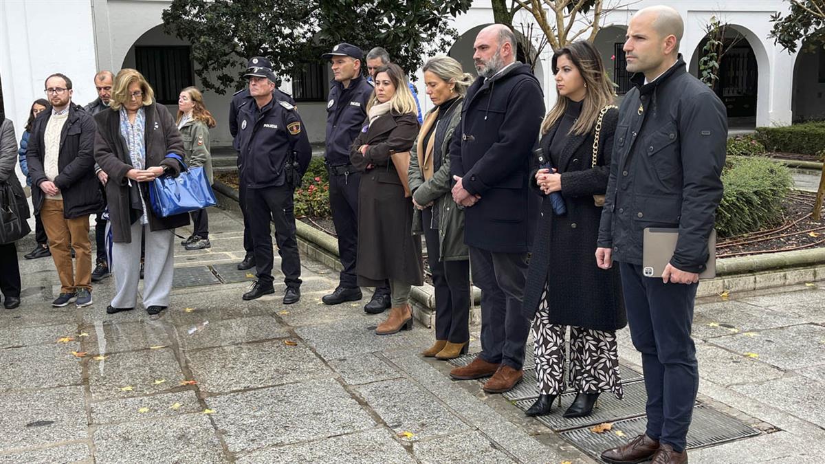 Un acto con flores y suelta de globos recordó a las mujeres y menores asesinadas