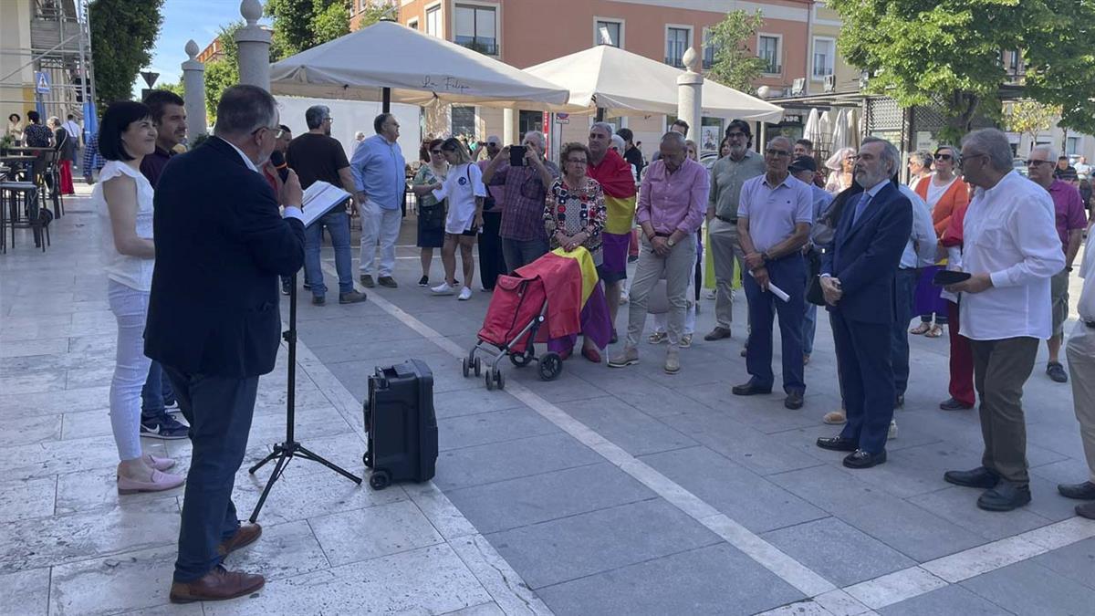 El PSOE de Aranjuez ha rendido tributo a las trece víctimas y a sus familias