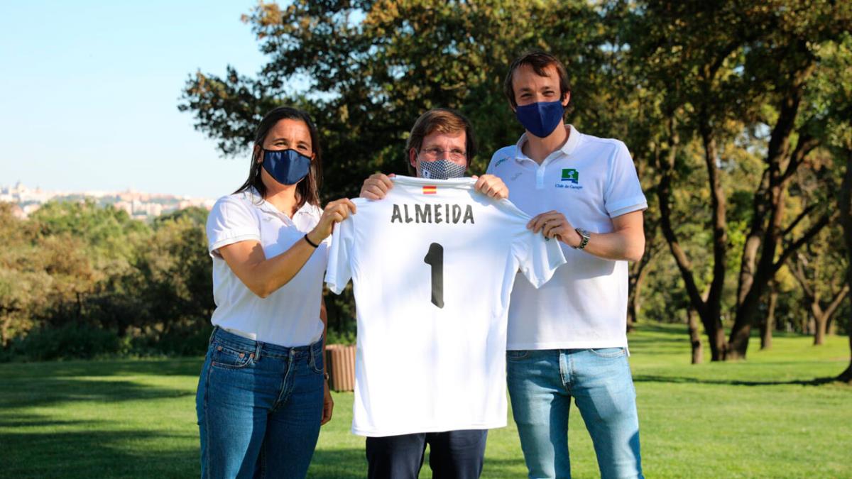El alcalde de Madrid, José Luis Martínez-Almeida, visitó al club madrileño