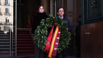 La presidenta de la Comunidad y el alcalde de la capital presiden el homenaje a las víctimas en la Real Casa de Correos