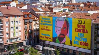 La plaza Pedro Zerolo de Madrid se une a la campaña de lonas