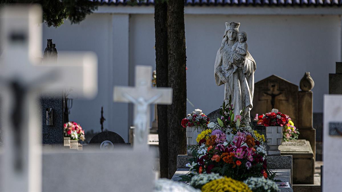 De 8 a 18:30 en los dos camposantos. Se celebrarán también dos actos religiosos en la Capilla del Tanatorio Municipal