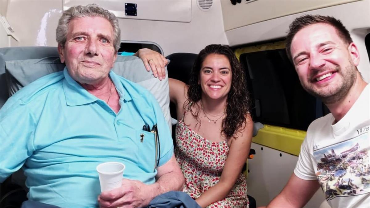 Los profesionales de la Unidad de soporte paliativo del Hospital acompañan al paciente a Sevilla