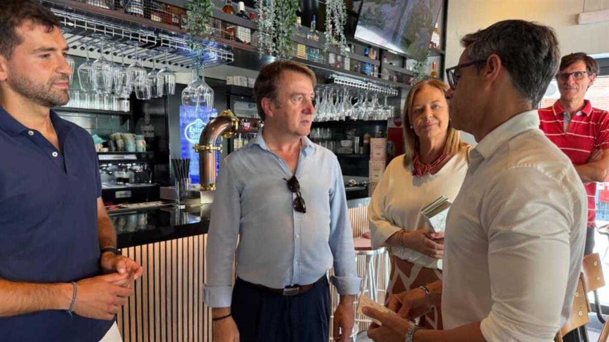 Los comercios reciben información sobre buenas prácticas en reciclaje y uso responsable de la vía pública