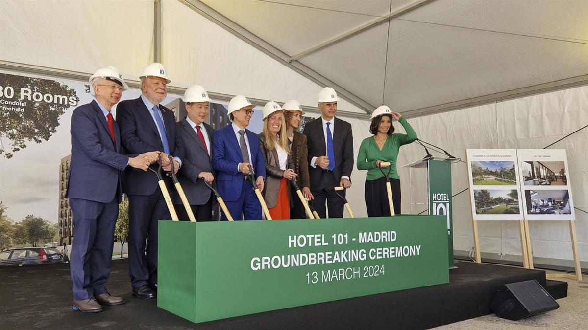 La consejera Albert ha colocado la primera piedra del proyecto