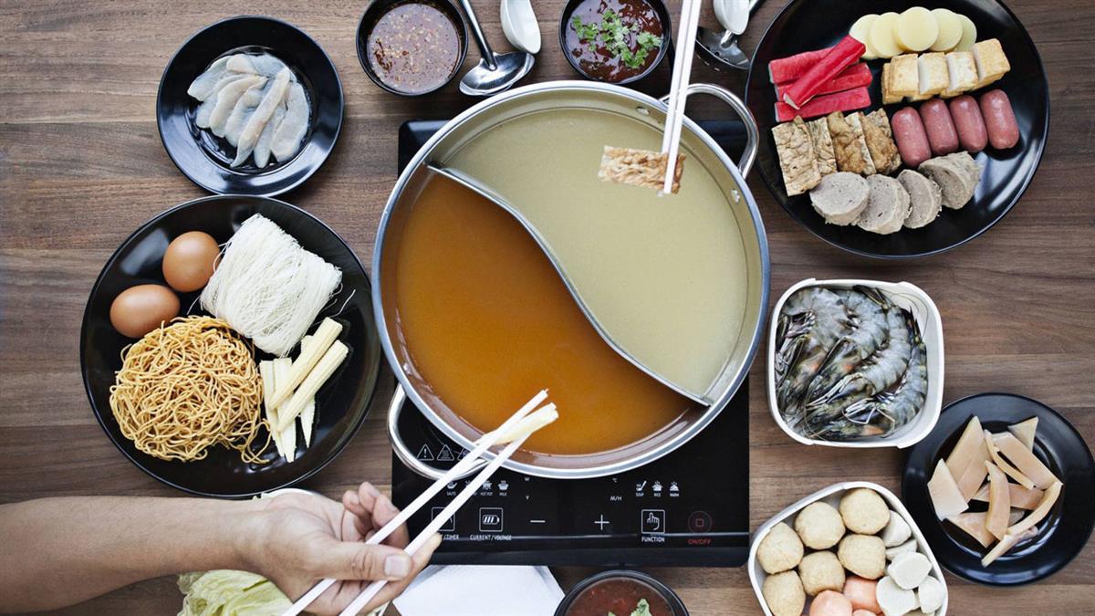 Una olla hirviendo donde se hace la comida al momento