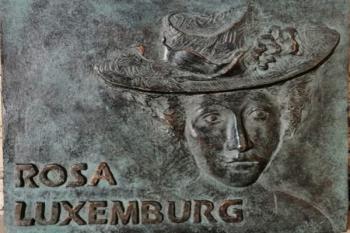El monolito dedicado a Rosa Luxemburgo conmemora el centenario del asesinato de la pensadora
