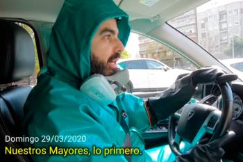 El reconocido cantante distribuye alimentos y medicinas de forma desinteresada con su furgoneta
