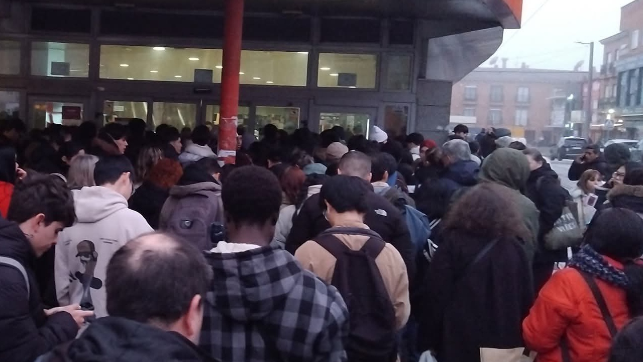 La línea opera bajo servicios mínimos del 65 % en horas punta y del 50 % durante el resto de la jornada