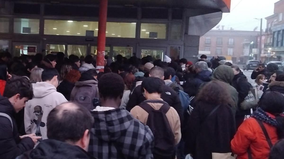 La línea opera bajo servicios mínimos del 65 % en horas punta y del 50 % durante el resto de la jornada