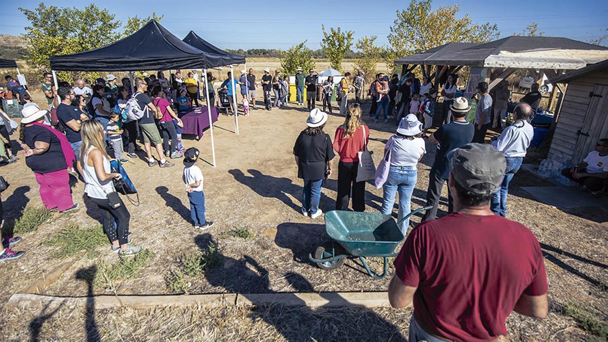 Una nueva visita a los campos de cultivo y la ganadería de la finca municipal