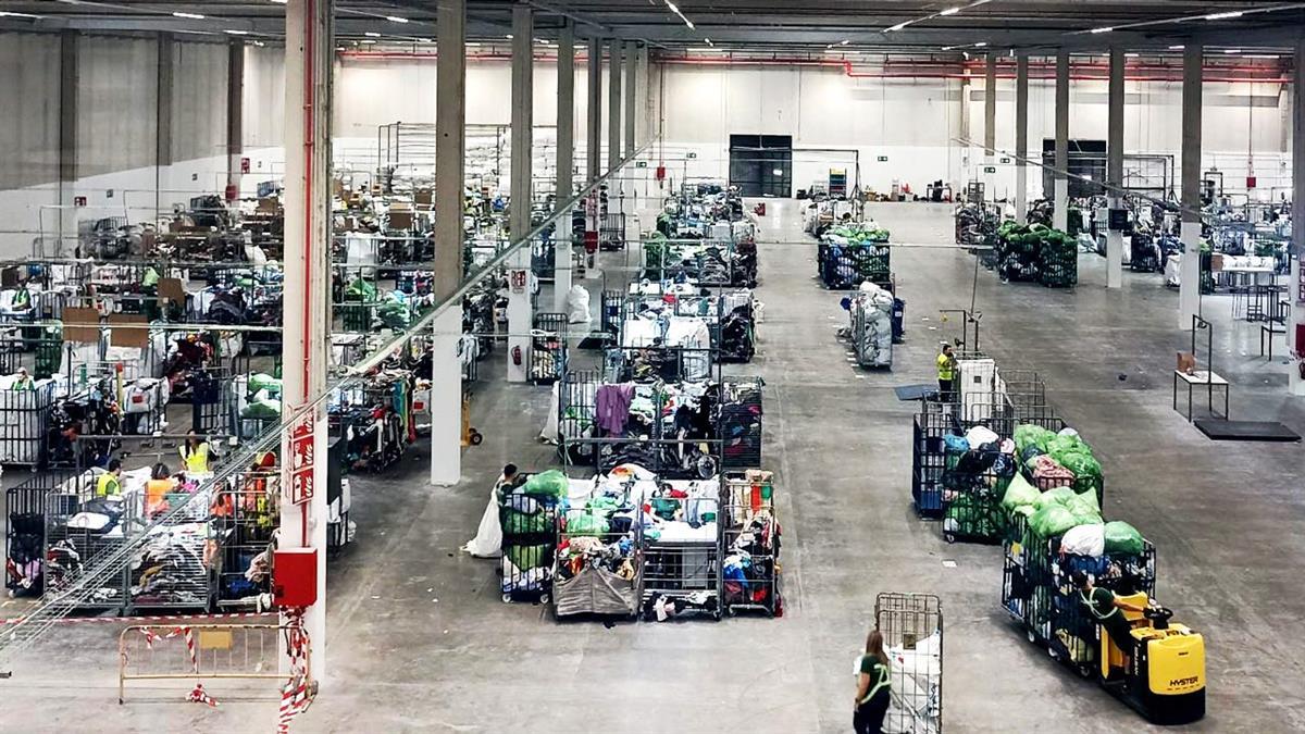 Humana estrena nueva planta de clasificación de ropa y calzado usado en un momento clave del sector
