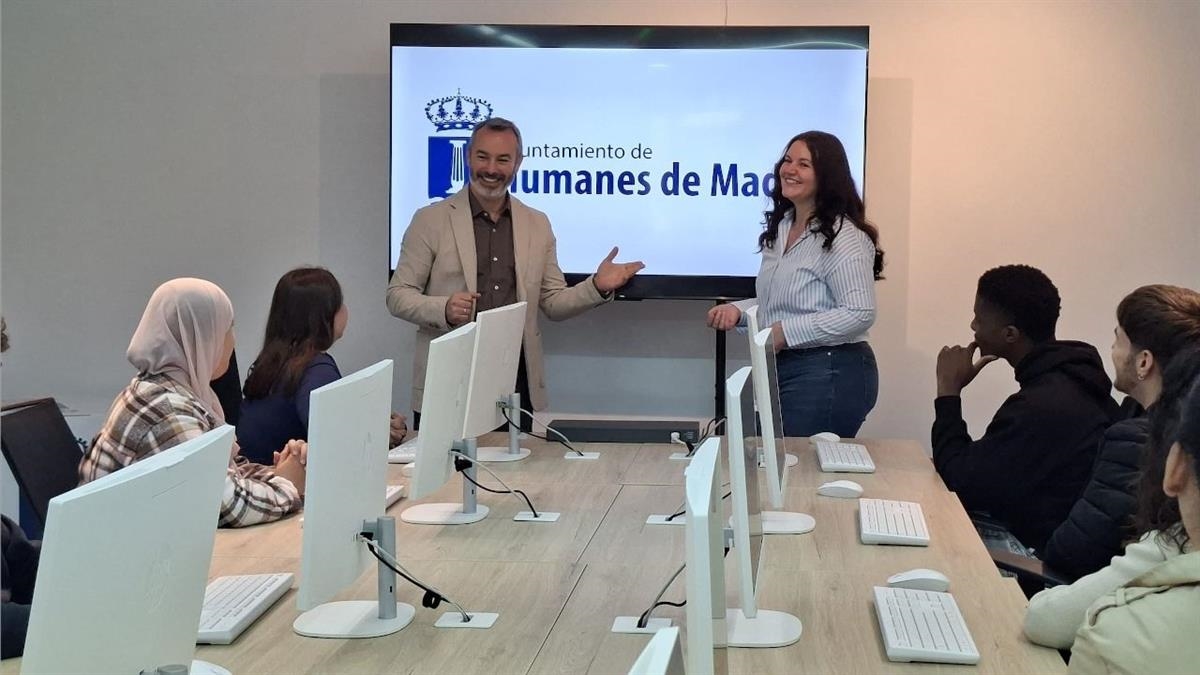 El Ayuntamiento pone en marcha un espacio tecnológico con 12 ordenadores de última generación y anuncia la ampliación de los puestos de consulta pública en la biblioteca municipal.