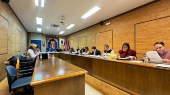 PSOE e IU defienden que un modelo de gestión directa supondría un ahorro de costes y el refuerzo de la plantilla municipal